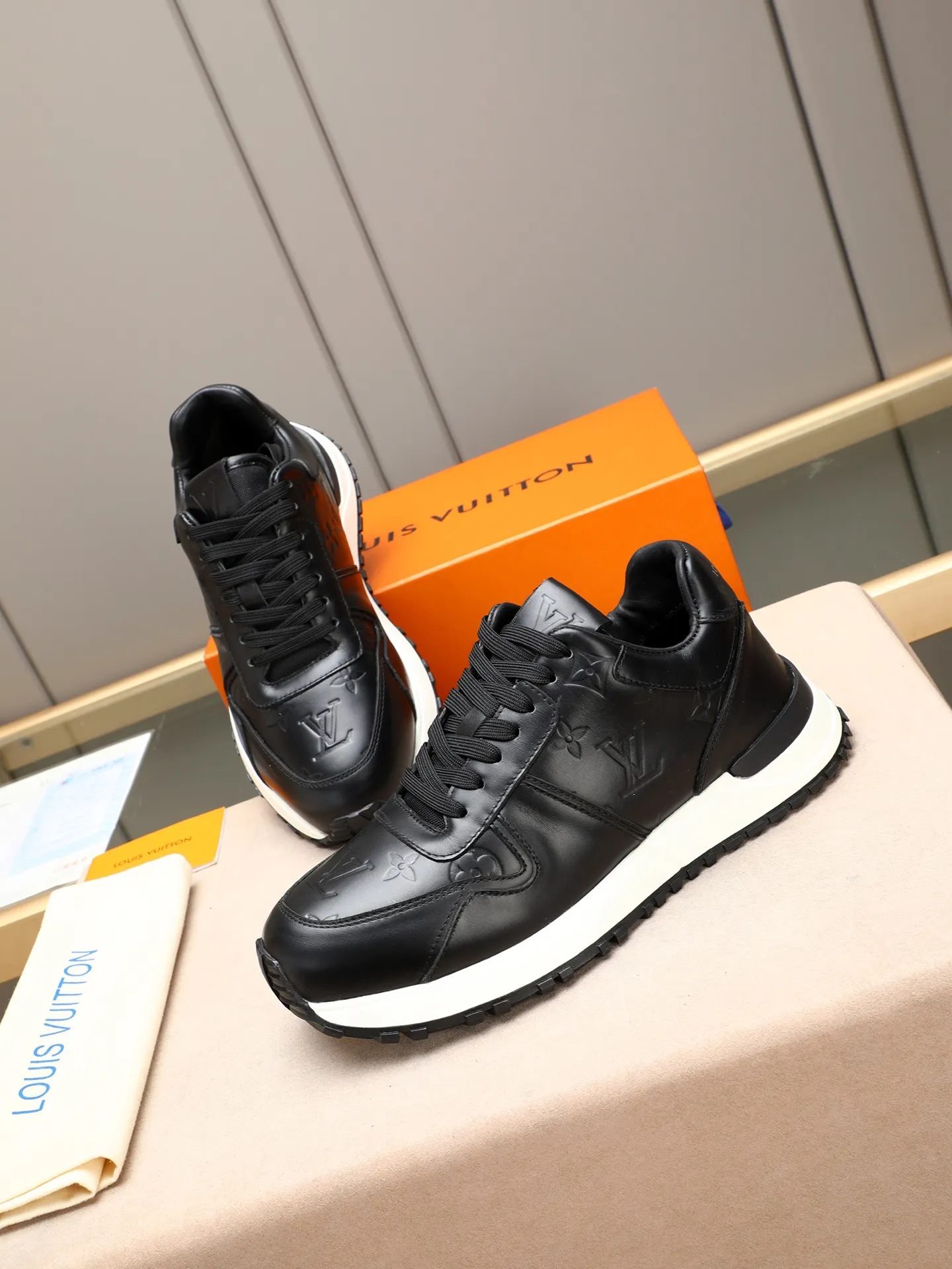 Men's Shoes 💰660 L The Run Away Maxi sneaker debuts in the 2025 collection and continues the iconic design of the Run Away sneaker. The smooth cowhide leather upper features contrasting LV lettering and Vuitton logos, and a lightweight rubber wedge outsole evokes running shoe construction. High level of comfort. Looks good, wears well and matches well. Worth buying! 7 color selection size: 39-44 (45 customized)